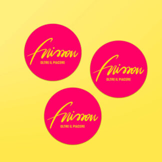 Tre sticker di Frisson magenta con logo giallo
